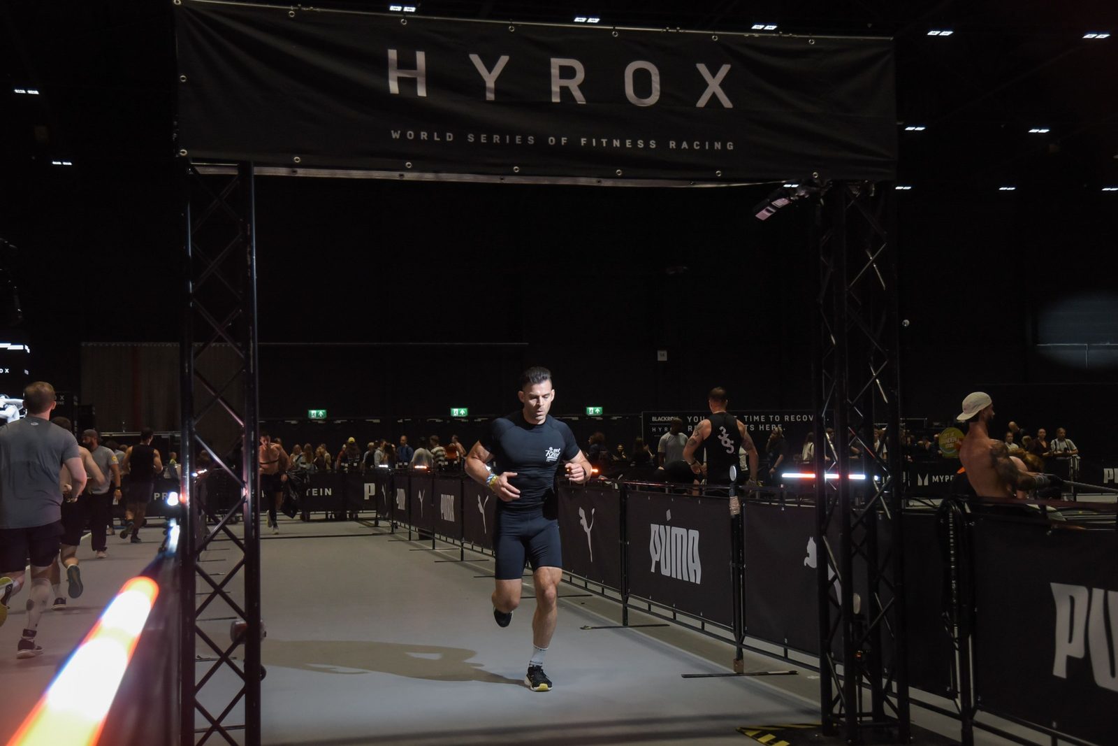Coach Bart Jessen van Get Real Performance tijdens de runs van HYROX Maastricht
