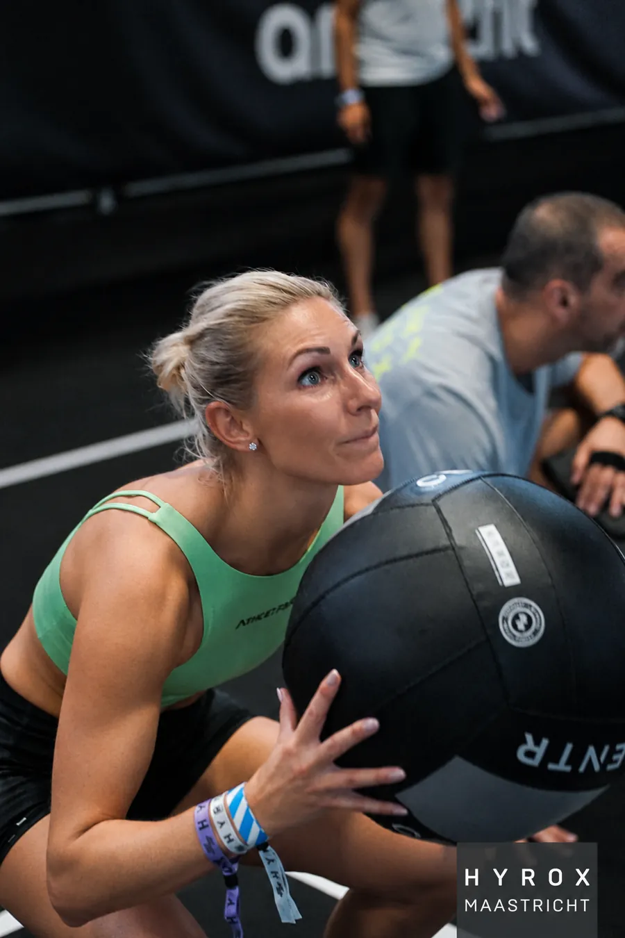 Loes van Schijndel bij de wall balls tijdens HYROX Maastricht 2026