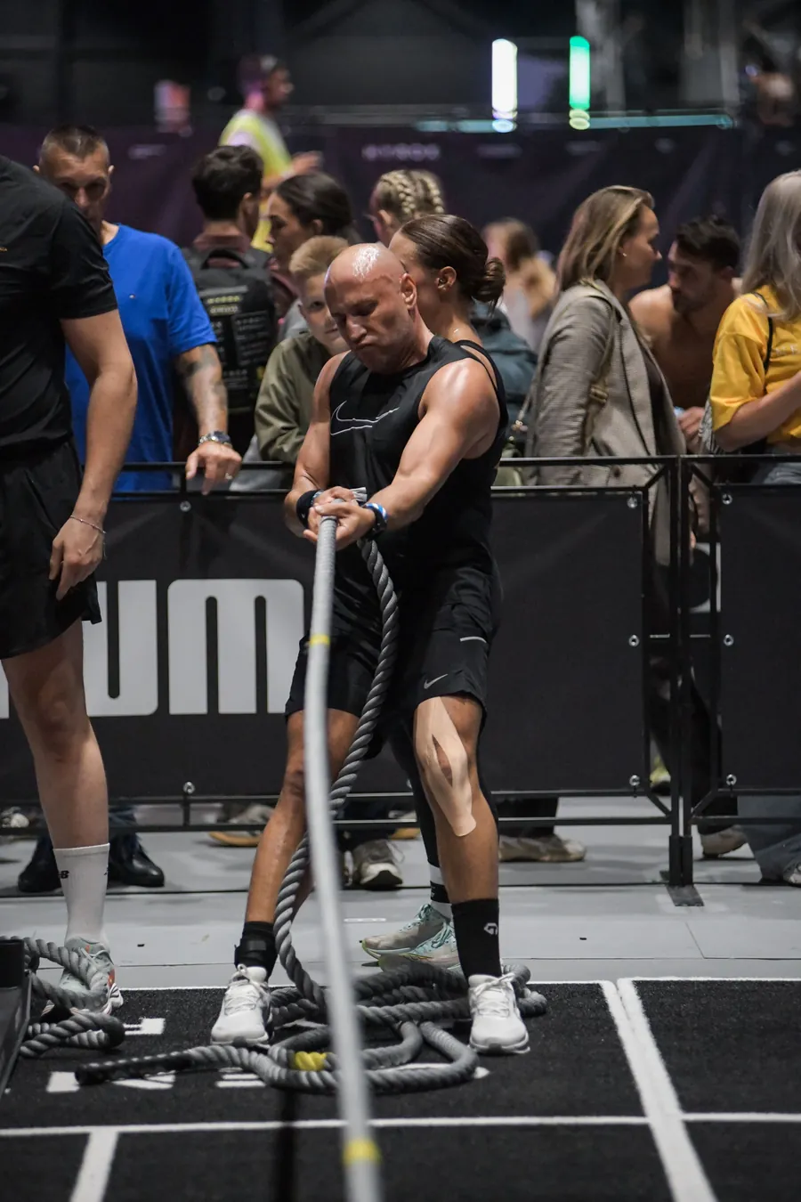 Samir Azoumi bij de sled pull tijdens HYROX Maastricht 2026