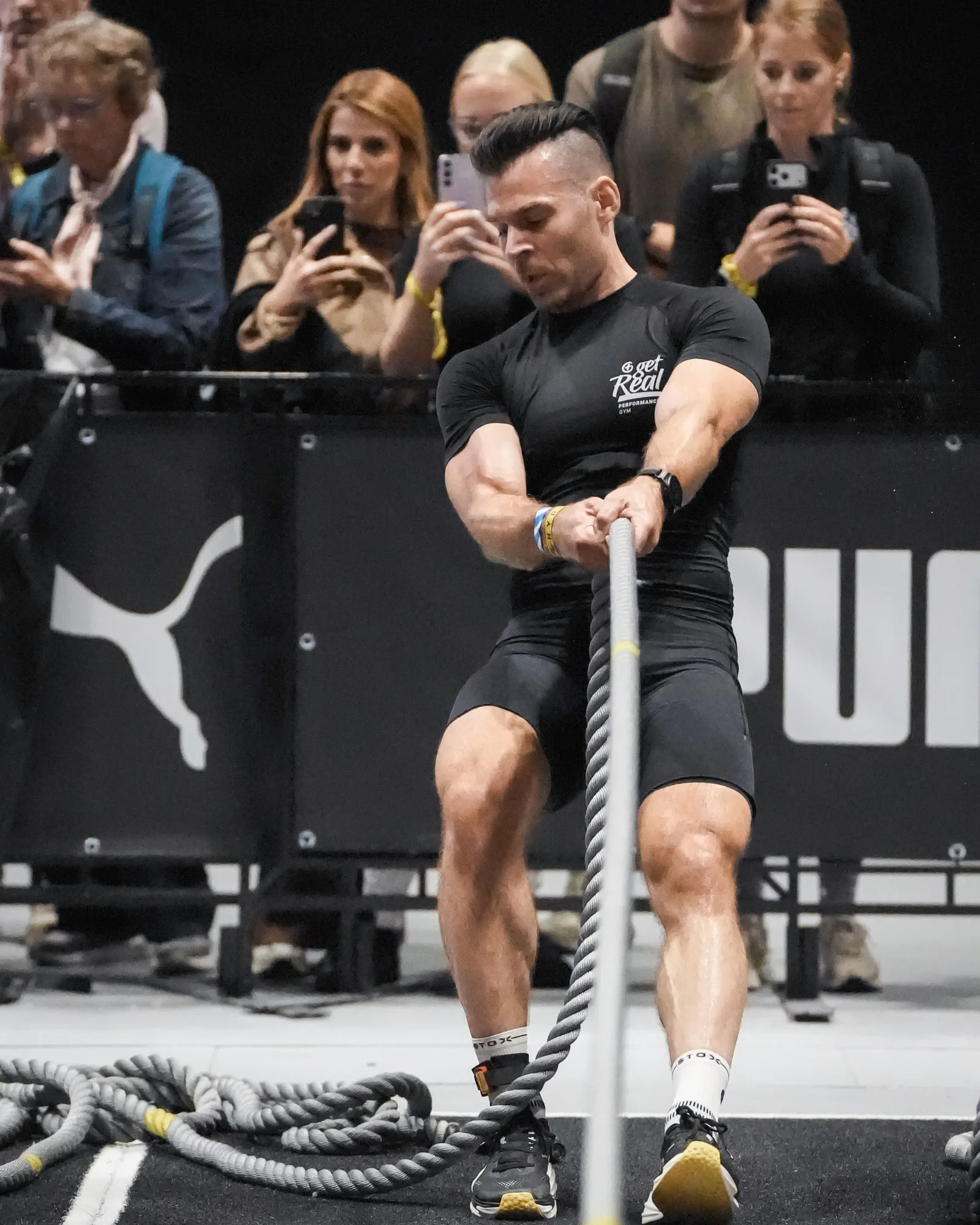Coach Bart Jessen van Get Real Performance op de sled pull tijdens HYROX Maastricht 2026