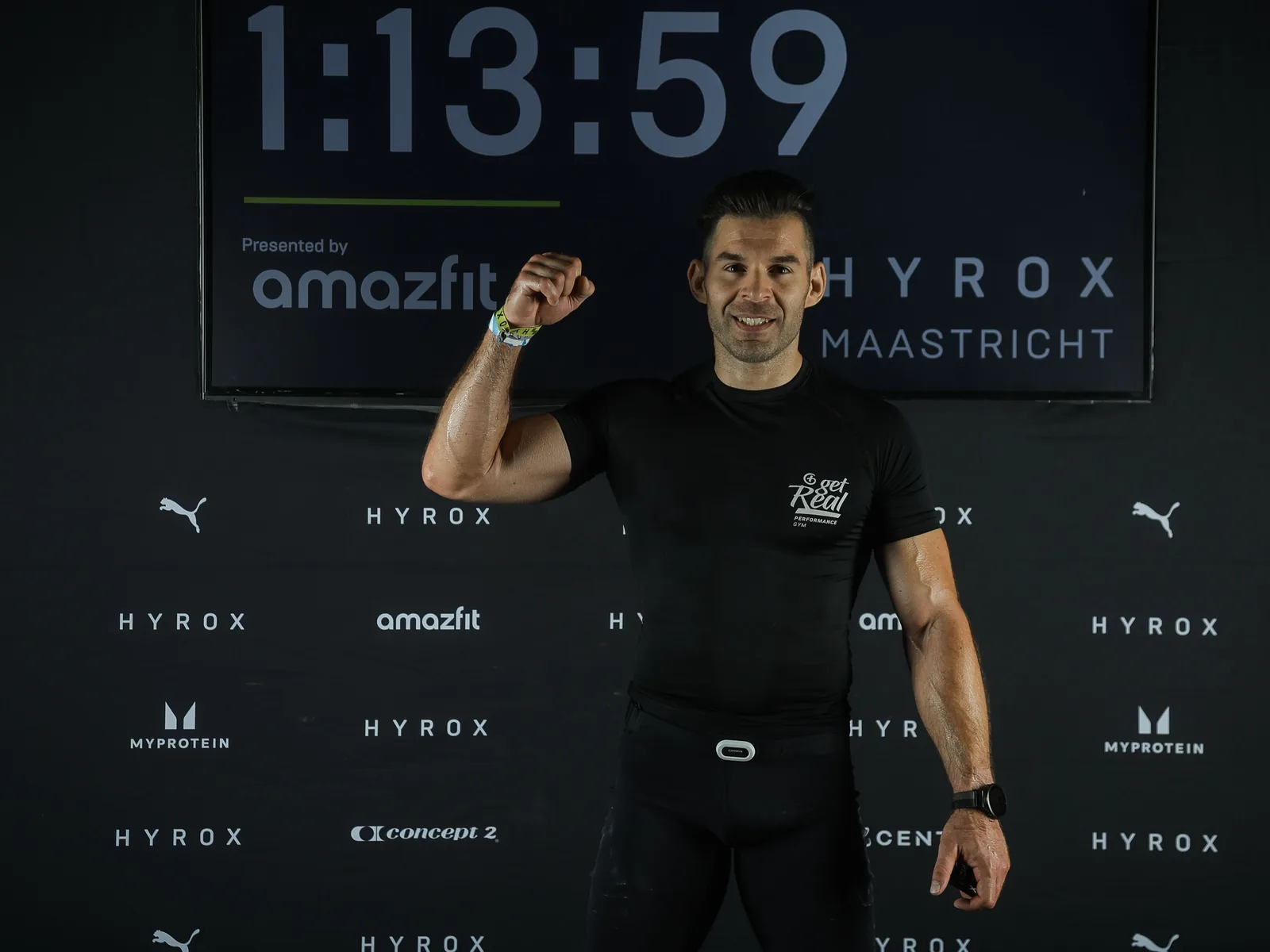 Bart Jessen bij het finishbord van HYROX Maastricht 2026 met zijn tijd van 1:13:59