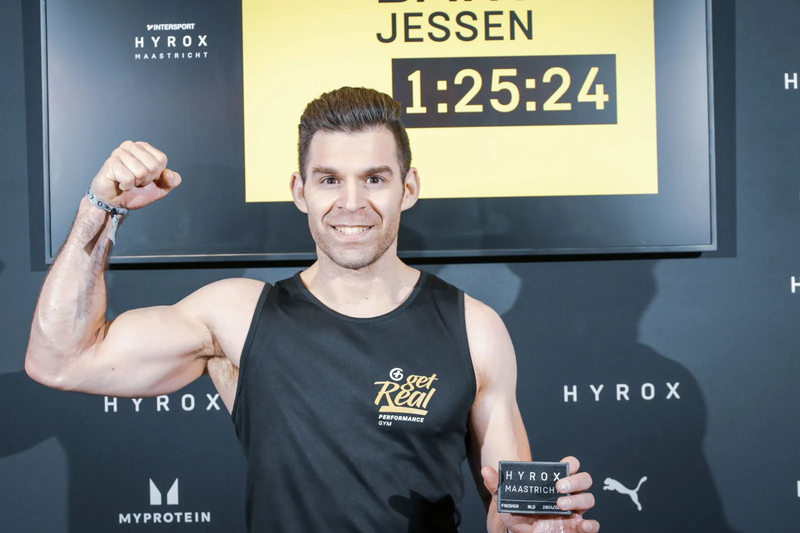 Bart met het finishbord van 1:25:24 na zijn eerste HYROX