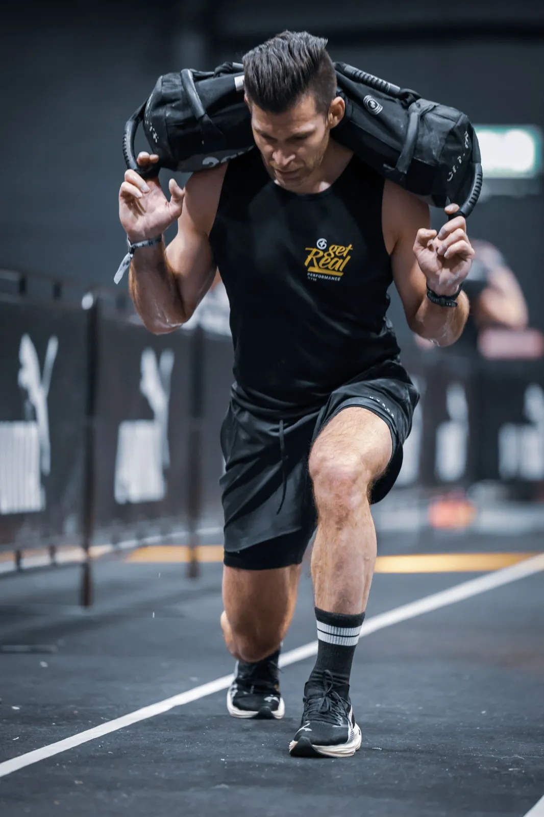 Bart doet sandbag lunges in de tweede helft van de race